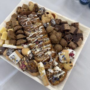 Bandeja surtida de pastas, bizcocho y brownie