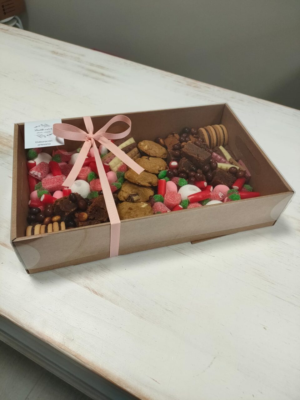 Caja surtida de chuches y chocolates