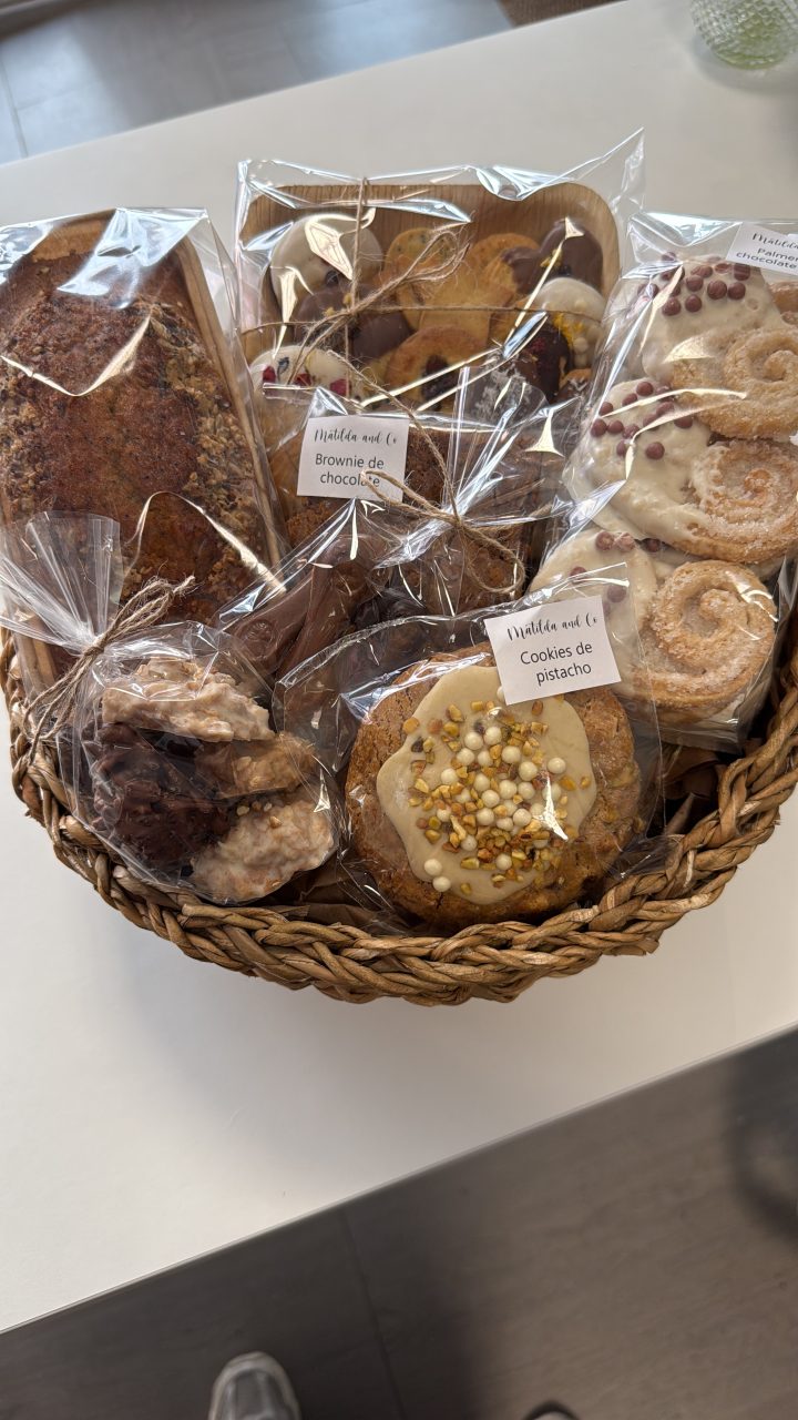 Cesta regalo con surtido de dulces - Imagen 5