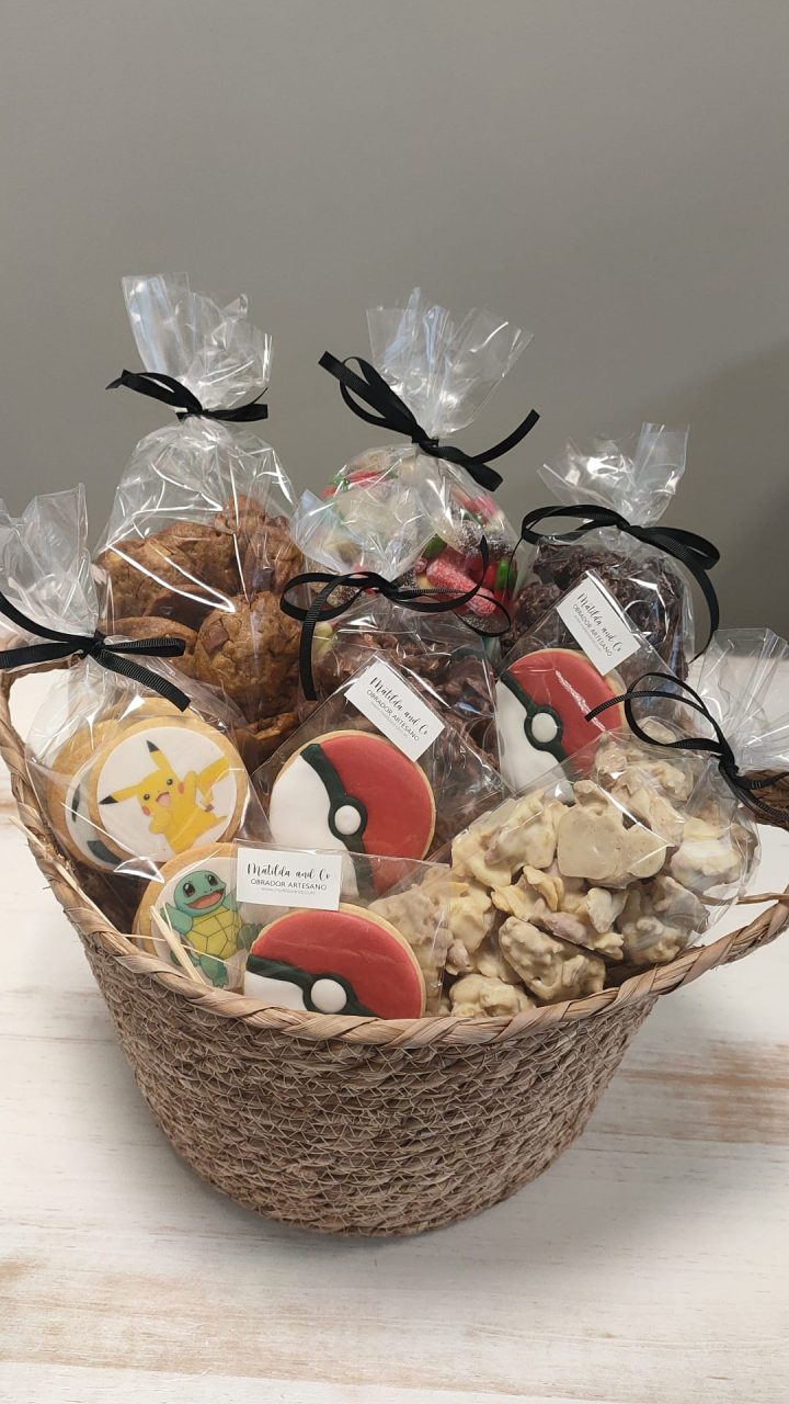 Cesta regalo con surtido de dulces - Imagen 17