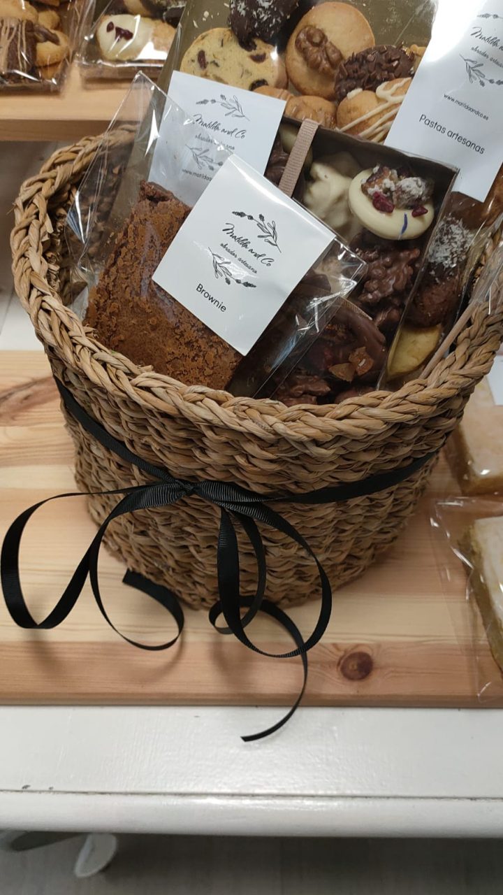 Cesta regalo con surtido de dulces - Imagen 16