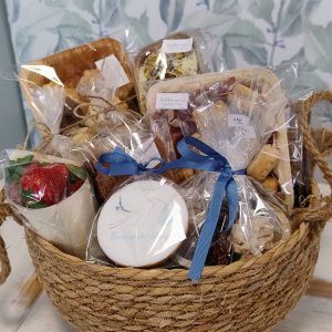 Cesta regalo con surtido de dulces