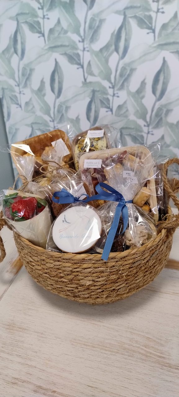 Cesta regalo con surtido de dulces