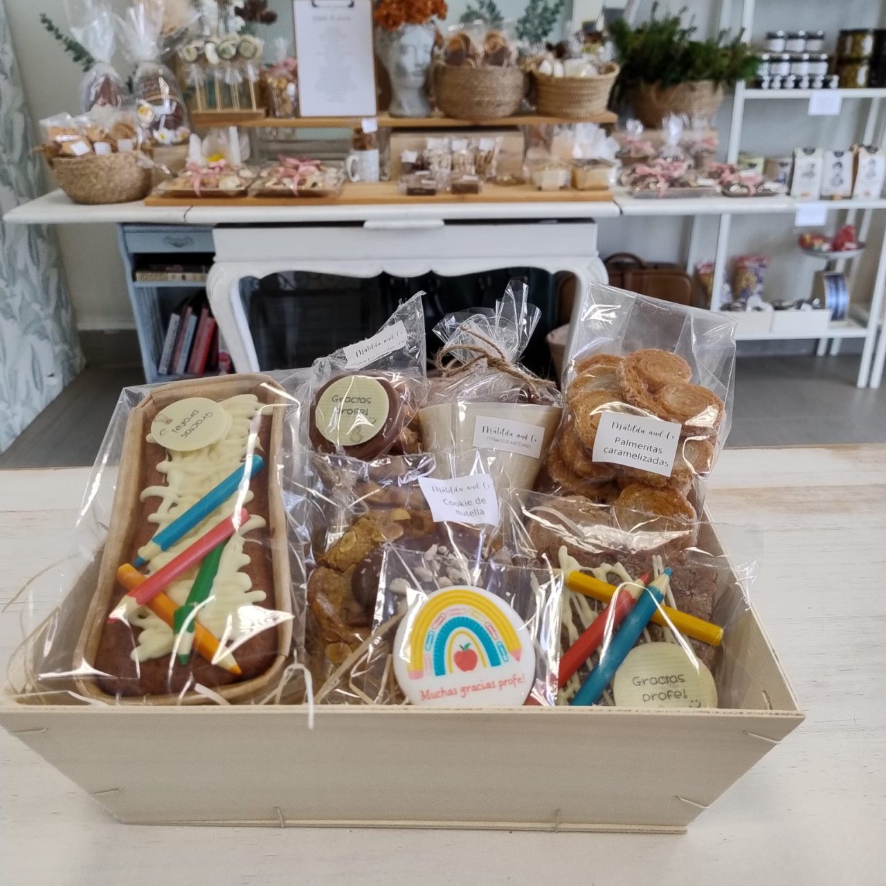 Cesta regalo con surtido de dulces - Imagen 14