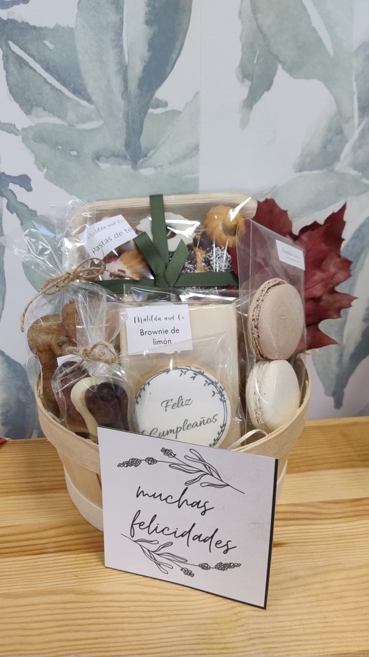 Cesta regalo con surtido de dulces - Imagen 6