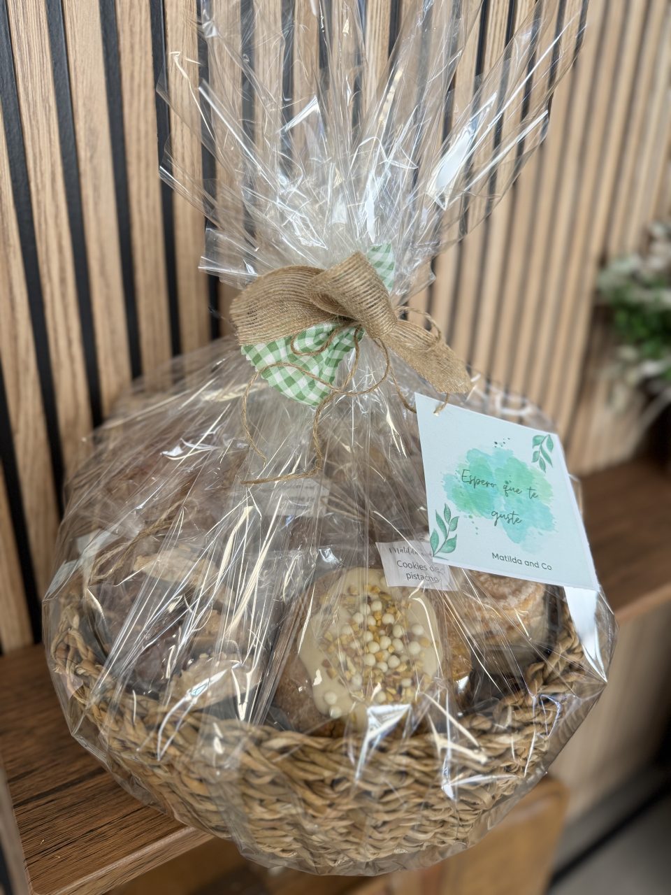 Cesta regalo con surtido de dulces - Imagen 13