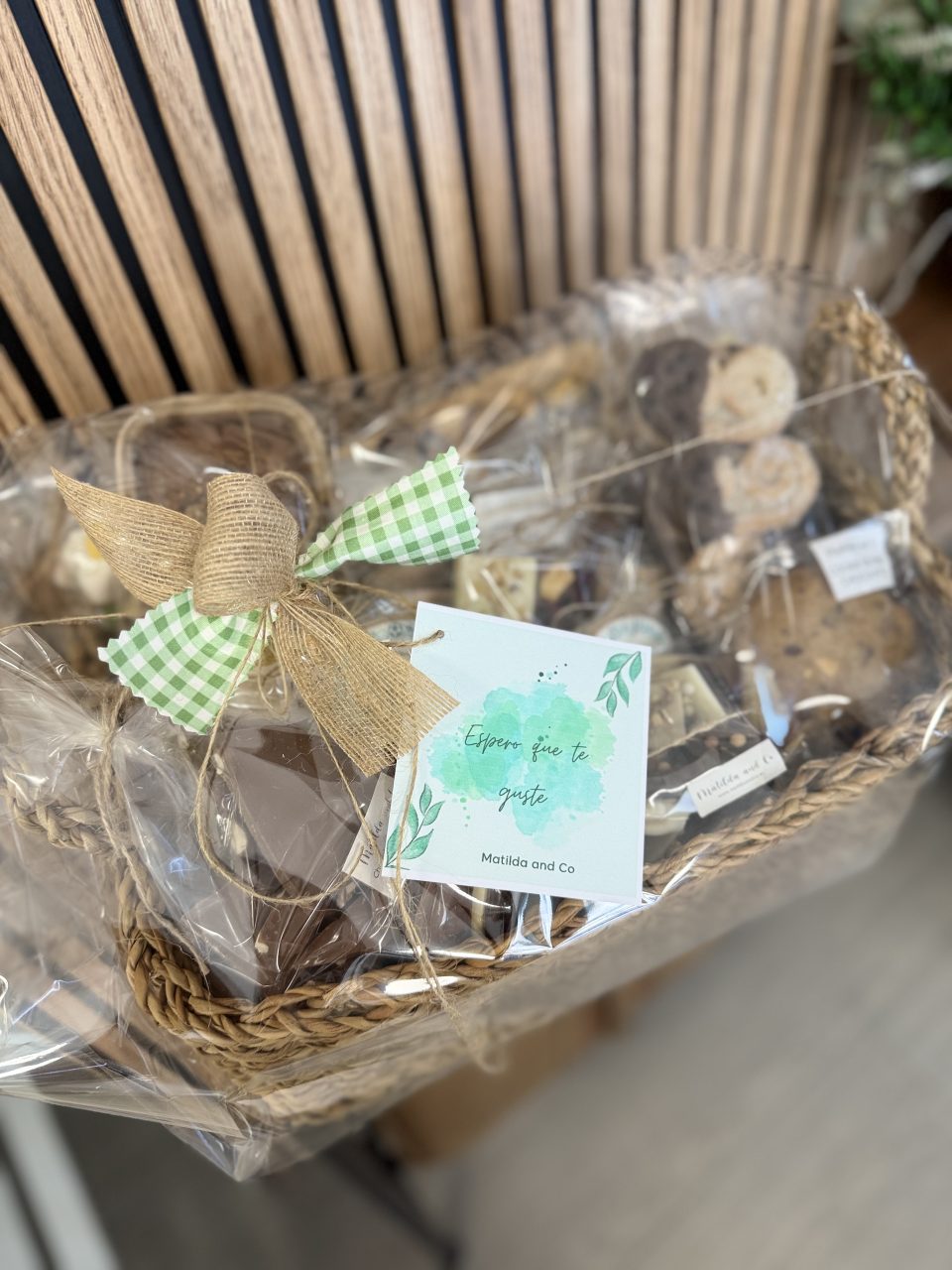 Cesta regalo con surtido de dulces - Imagen 10
