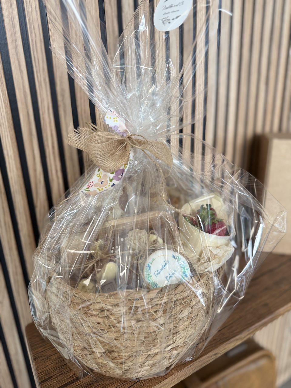 Cesta regalo con surtido de dulces - Imagen 12