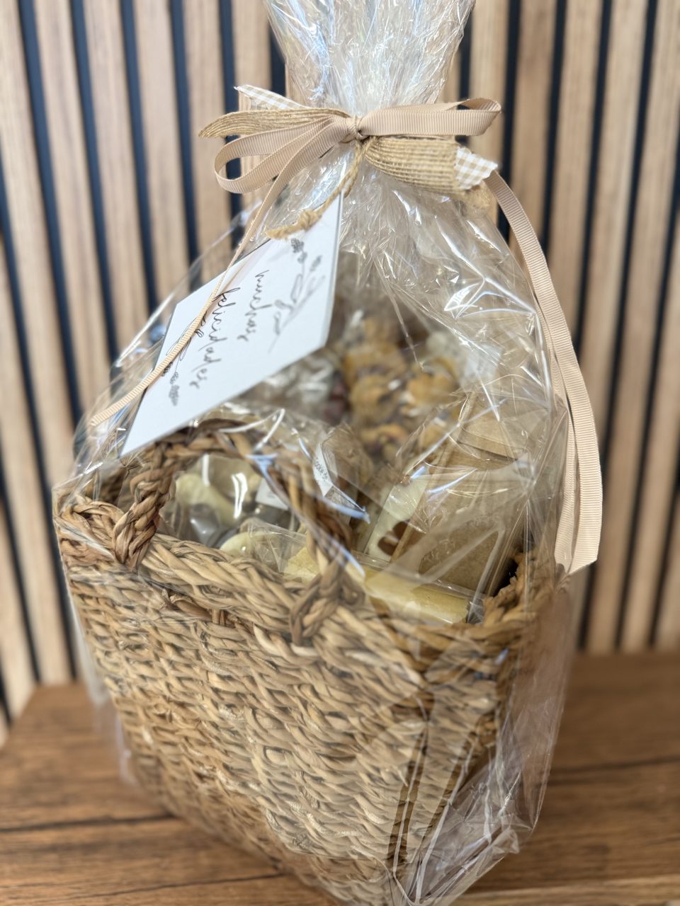 Cesta regalo con surtido de dulces - Imagen 4