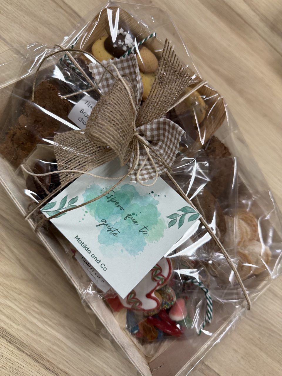 Cesta regalo con surtido de dulces - Imagen 2