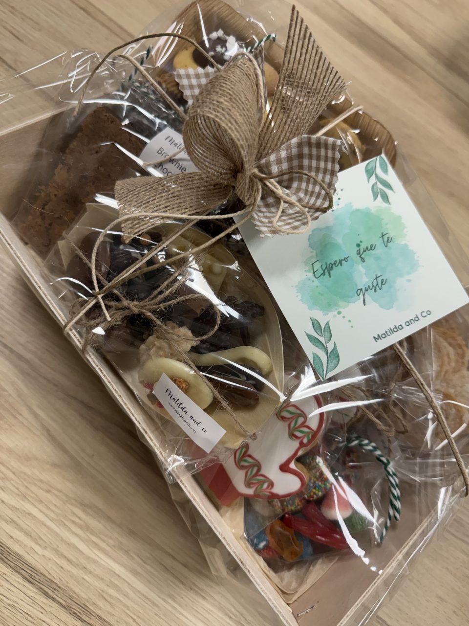 Cesta regalo con surtido de dulces - Imagen 3
